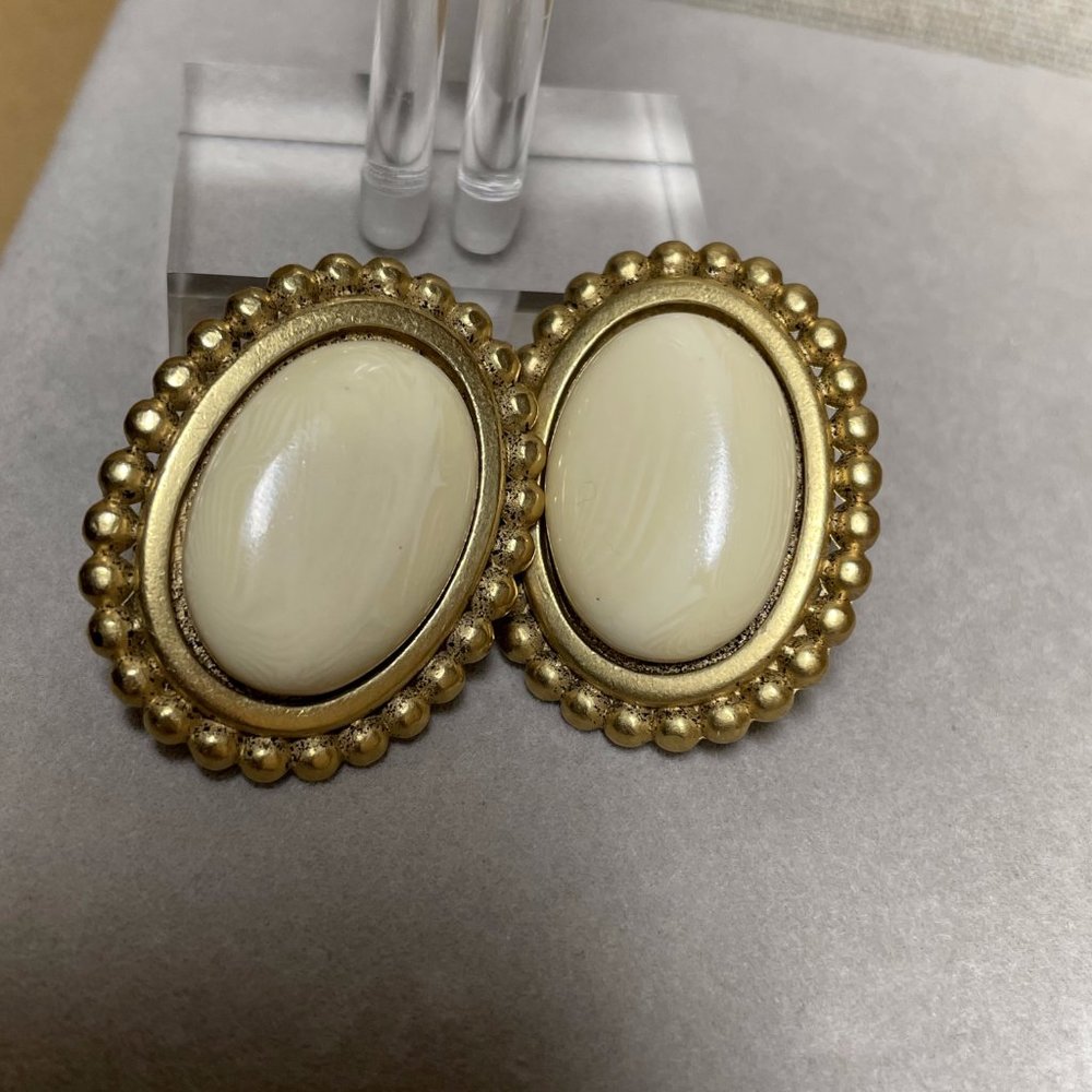 Vintage Napier Gold Tone Beige Oval Clip On Earrings 1 ¼” L - Picture 2 of 4